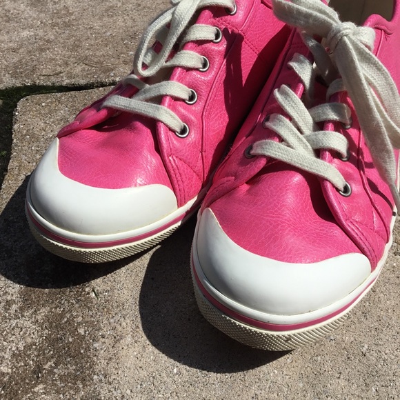 Ugg K Broderick Pink Pebbled Sneakers - Picture 3 of 8